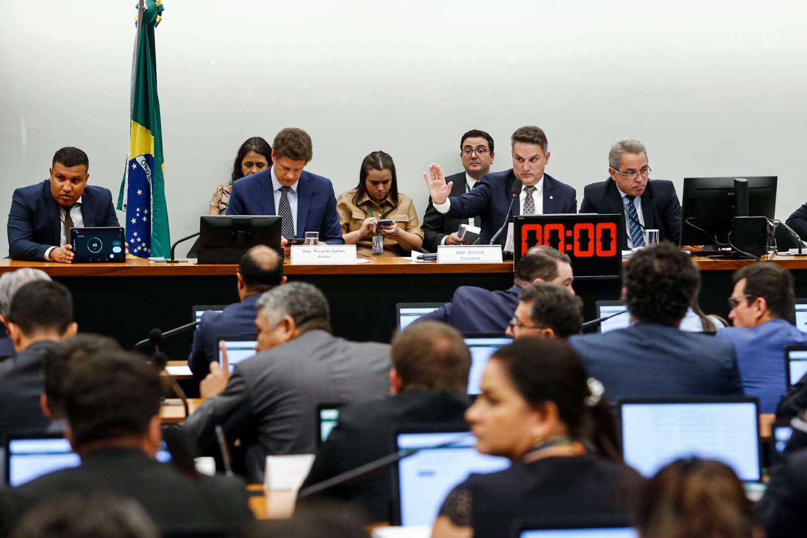 Deputados do RJ destinaram emendas para empresa alvo da PF por desvio