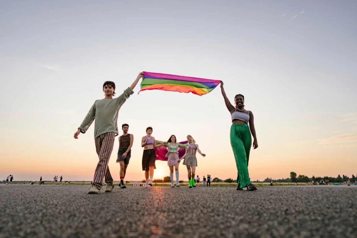 Mês LGBTQIAPN+: conheça famosos queer que inspiram orgulho