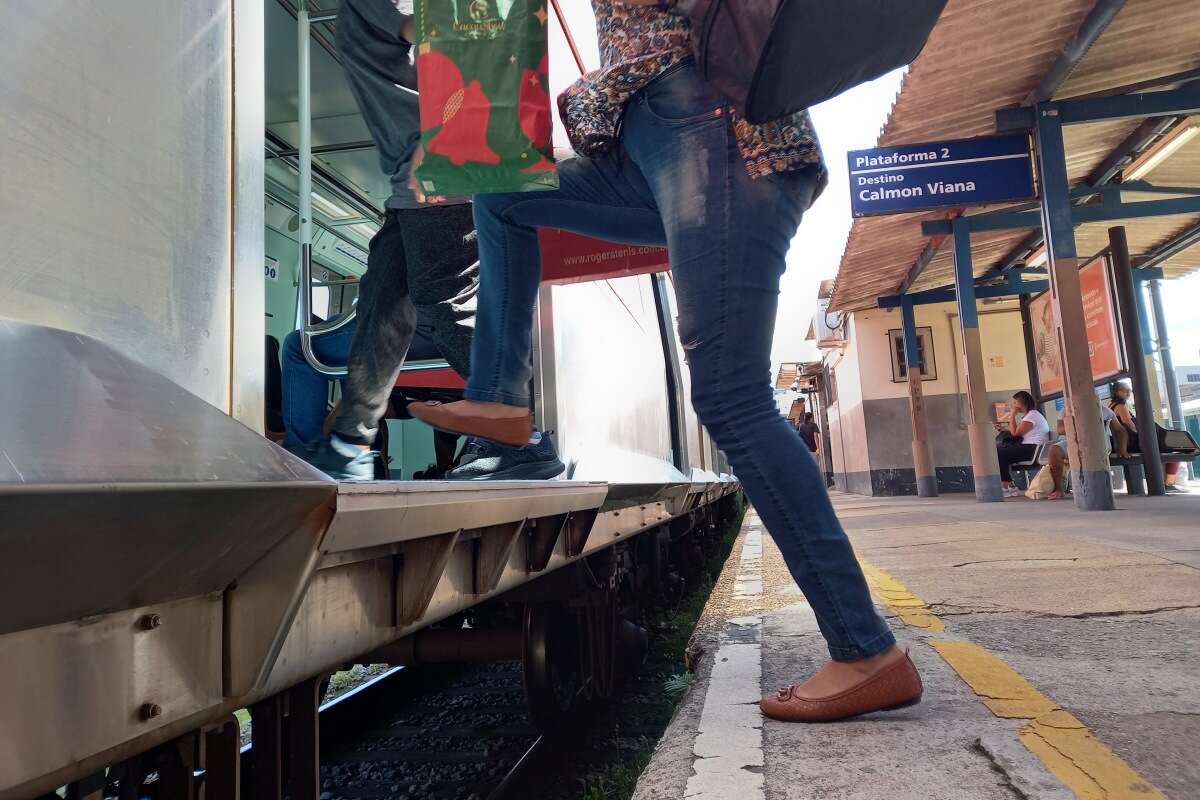 Vão fora da norma desafia passageiros em SP: “Pular para sair do trem”