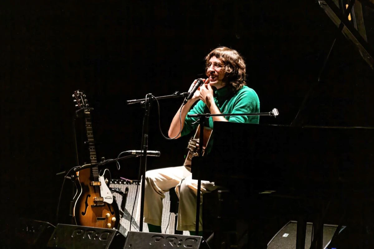 Tim Bernardes reflete sobre o tempo antes de show: “O que vem agora?”