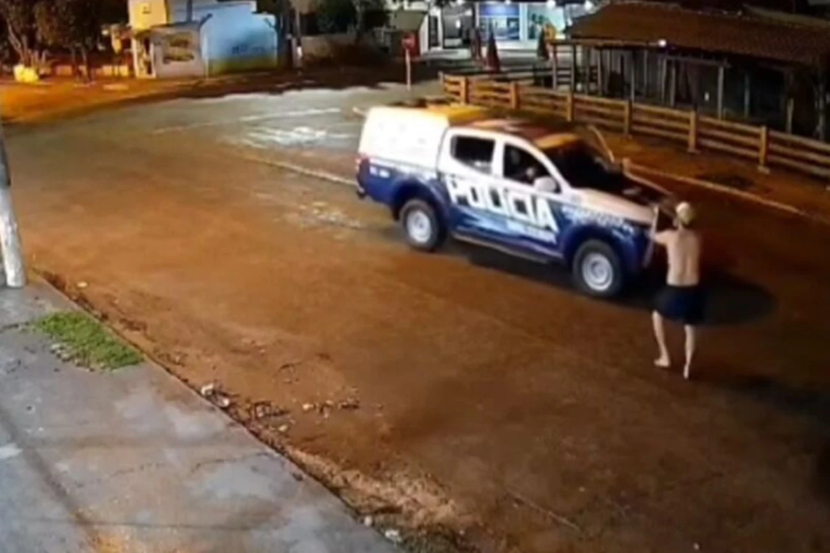 Vídeo mostra momento em que homem aponta arma para PM e é baleado