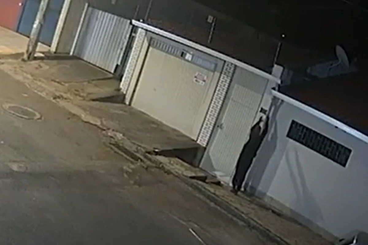 Vídeo: dupla é filmada furtando placa de residência na Asa Norte