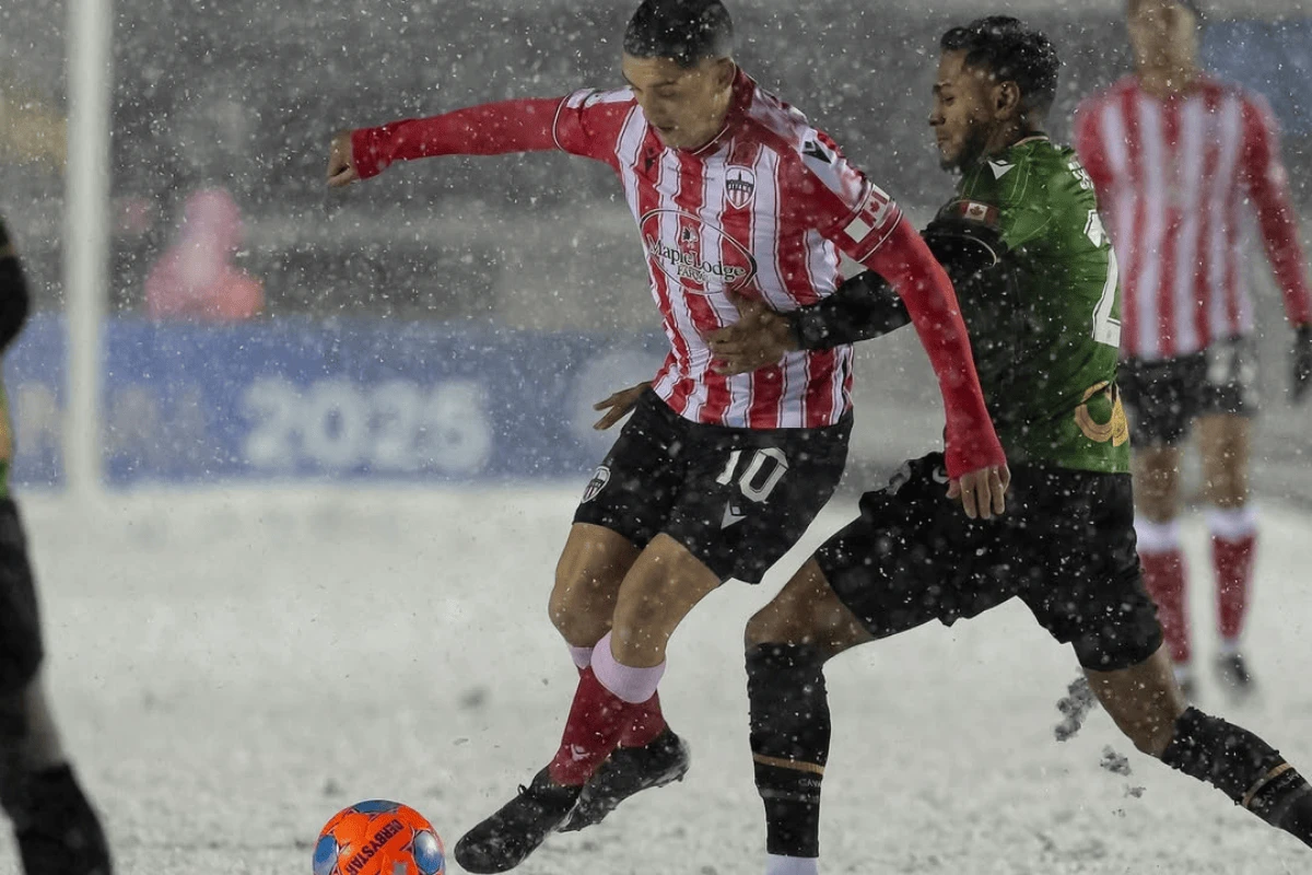 Jogador marca golaço de bicicleta na final do Campeonato Canadense