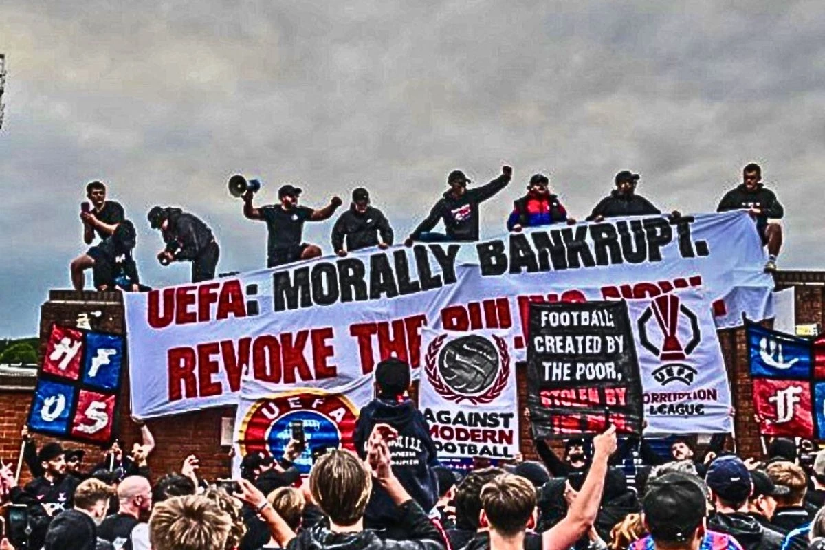 Torcida do Crystal Palace protesta após “rebaixamento” da UEFA. Veja