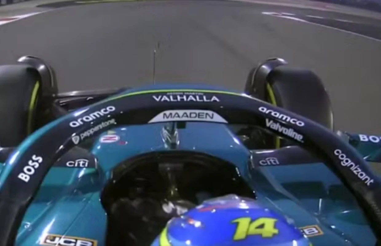 Volante de Alonso se solta do carro durante treino em Bahrein. Assista
