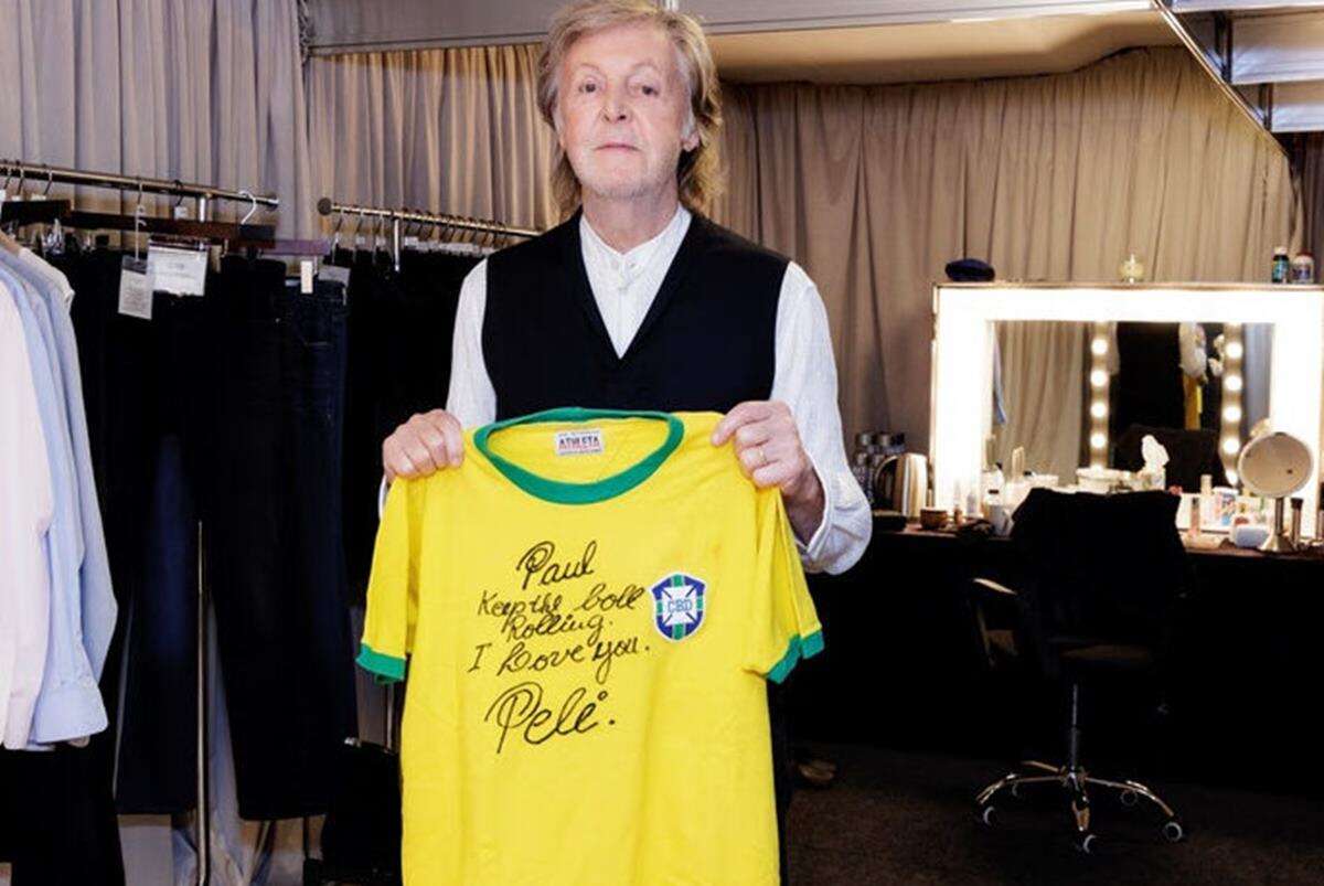 Paul McCartney recebe camisa com dedicatória de Pelé