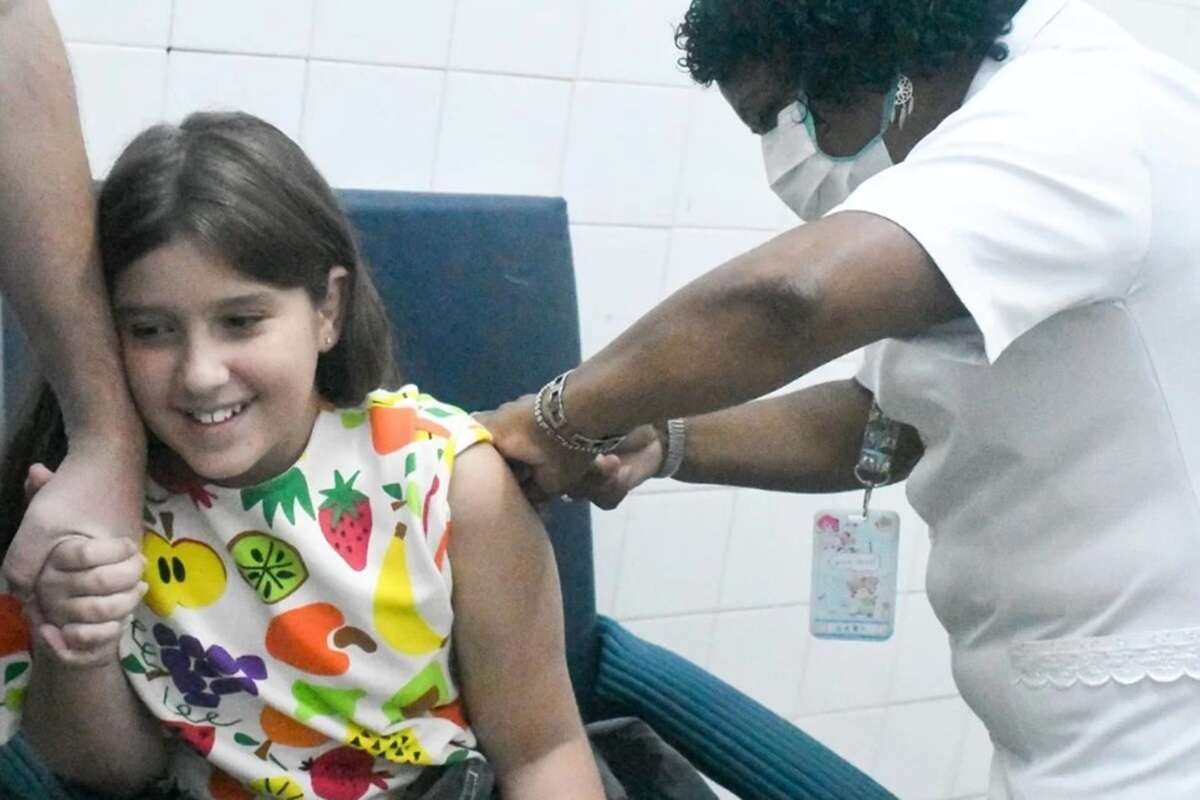 Prefeitura quer vacina da dengue em escolas para reverter baixa adesão