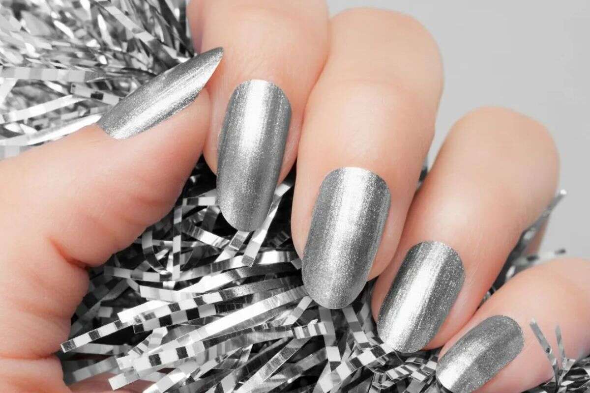 Esmalte cintilante: como aderir a tendência de nail art nas suas unhas