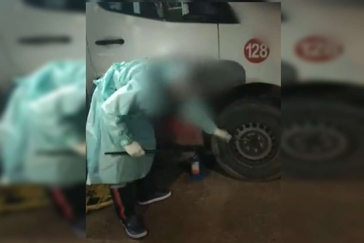 Vídeo: de jaleco, equipe médica do Samu troca pneu de viatura na rua