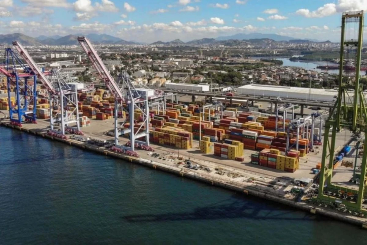 Porto de Santos e balsa são fechados após ventania e ondas de 3 metros