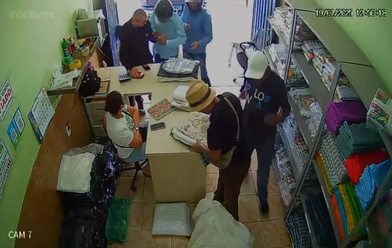 Vídeo: dupla armada leva celulares, jóias e dinheiro de clientes de loja do DF