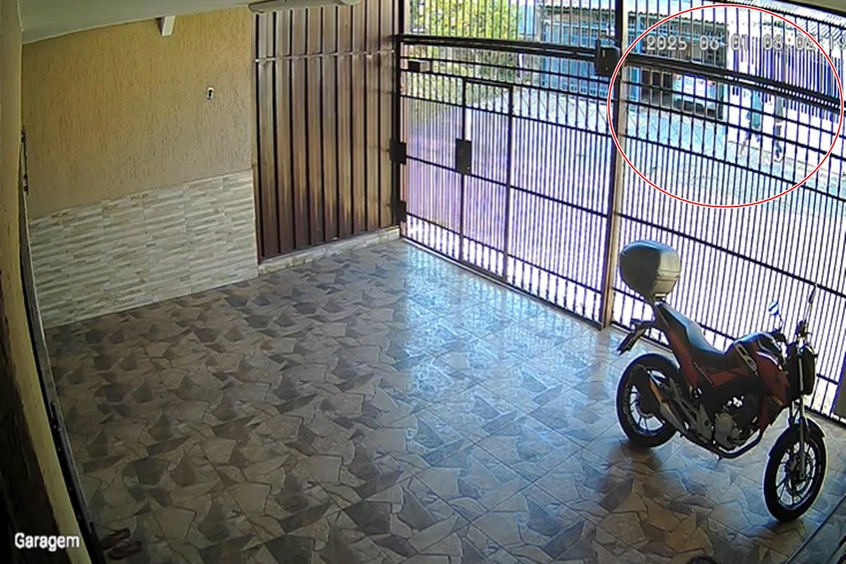 Dupla a pé rouba carro em garagem de casa no DF. Veja vídeo