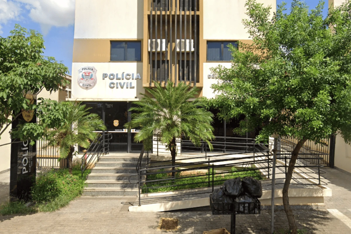 Motorista de app denuncia racismo por passageiros em frente a igreja