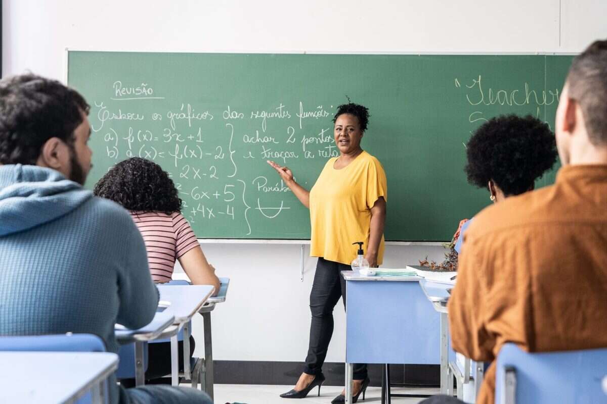 Comissão da Câmara aprova proibir celulares em salas de aula