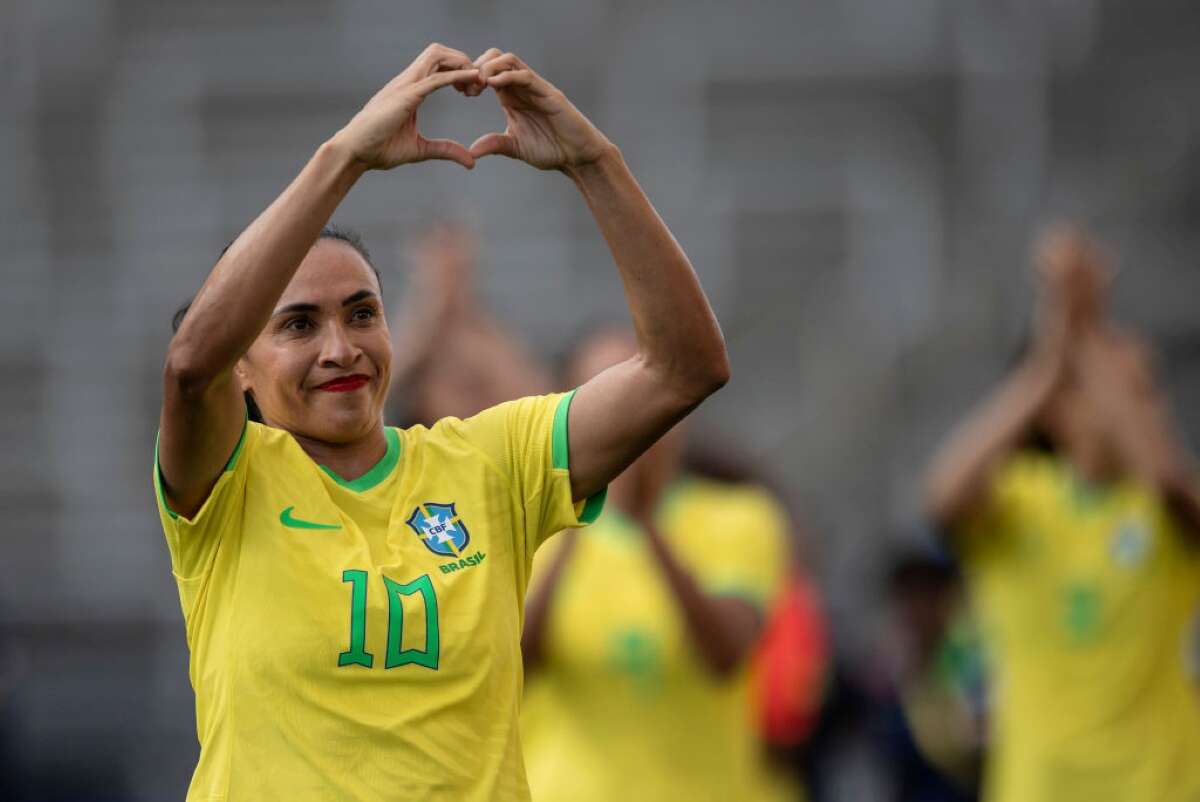 Internautas criticam Marta após derrota e a comparam a Neymar