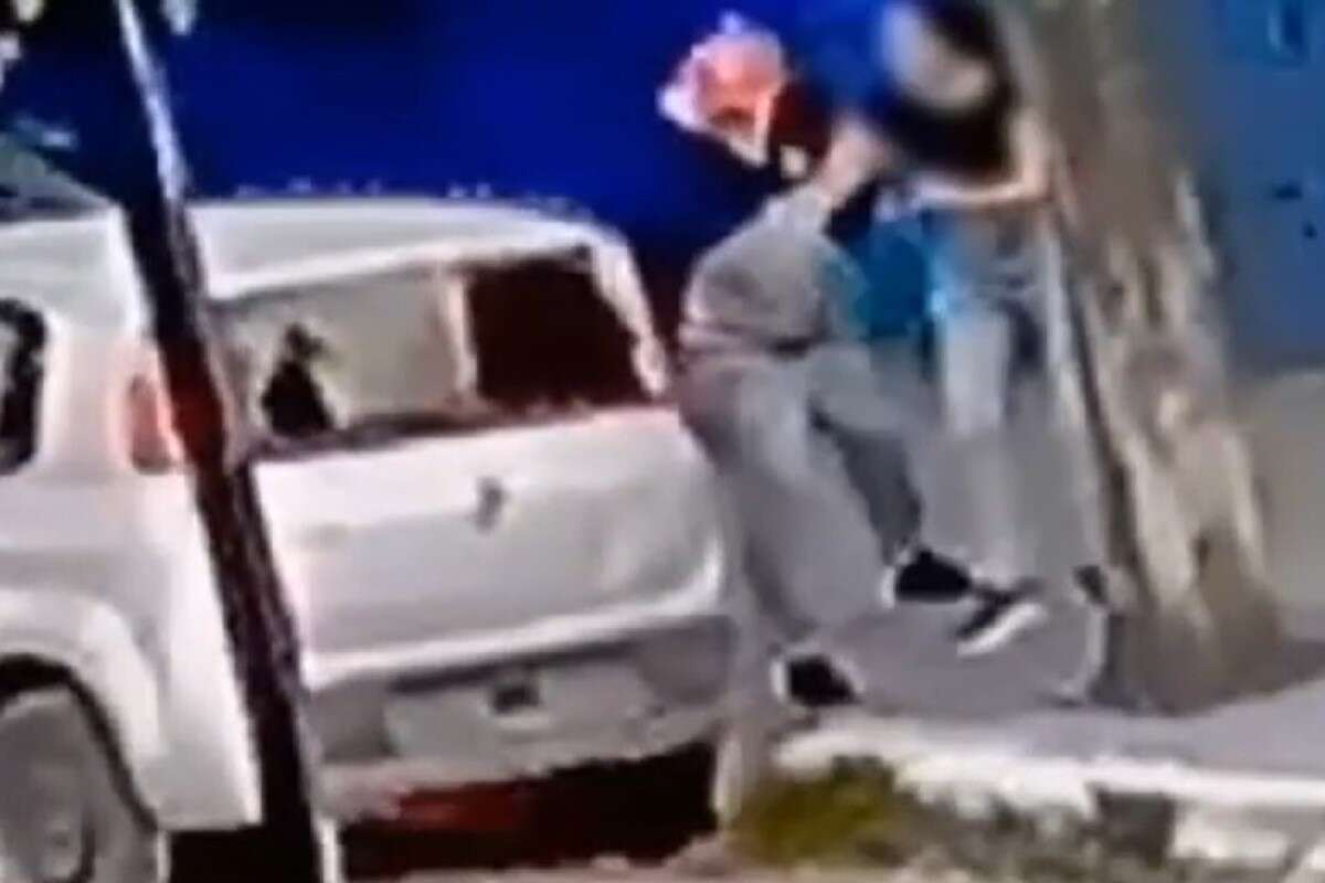 Vídeo: homem tenta levar adolescente para carro, mas ela reage e foge