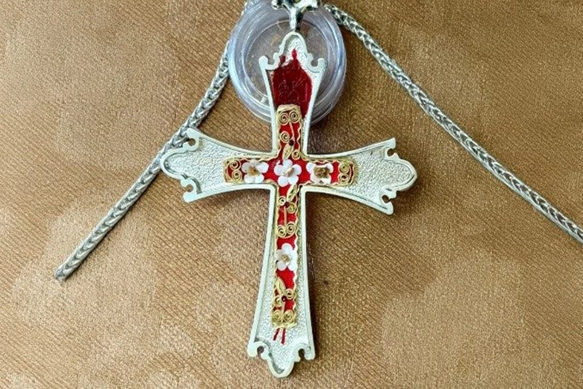 Papa recebe cruz peitoral com fragmentos de ossos de Santo Agostinho