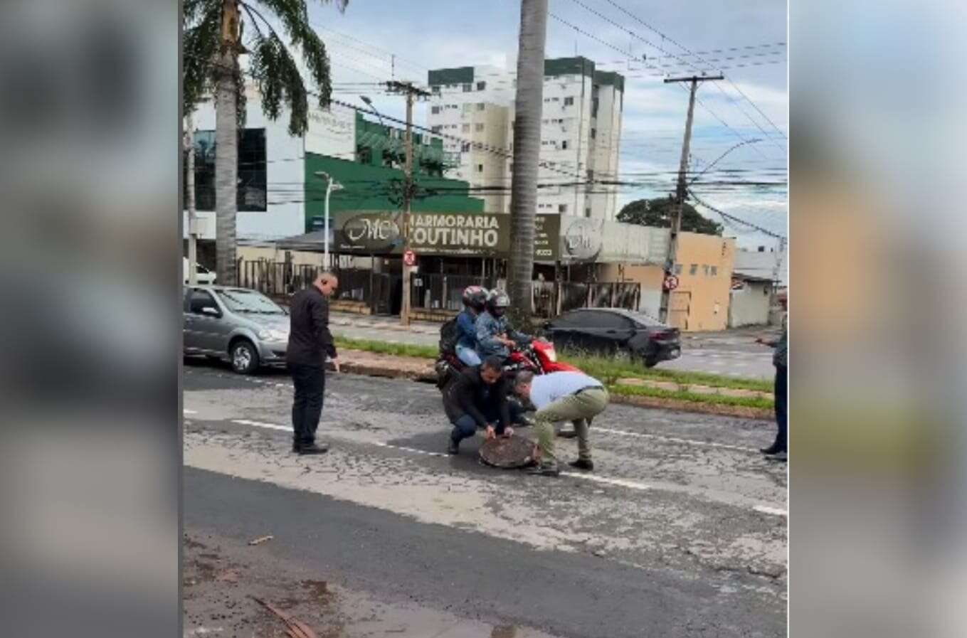 Goiânia: prefeito é criticado por parar trânsito para arrumar bueiro