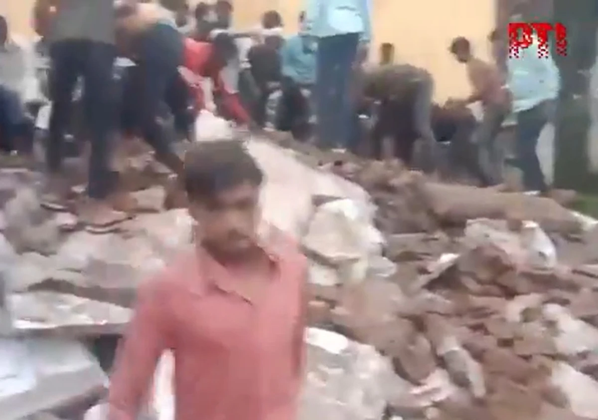 Telhado de escola desaba na Índia e deixa crianças presas em escombros