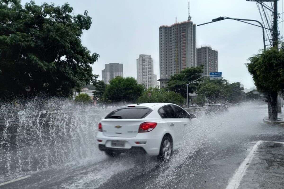 Idoso morre após ficar preso em seu carro durante alagamento em SP