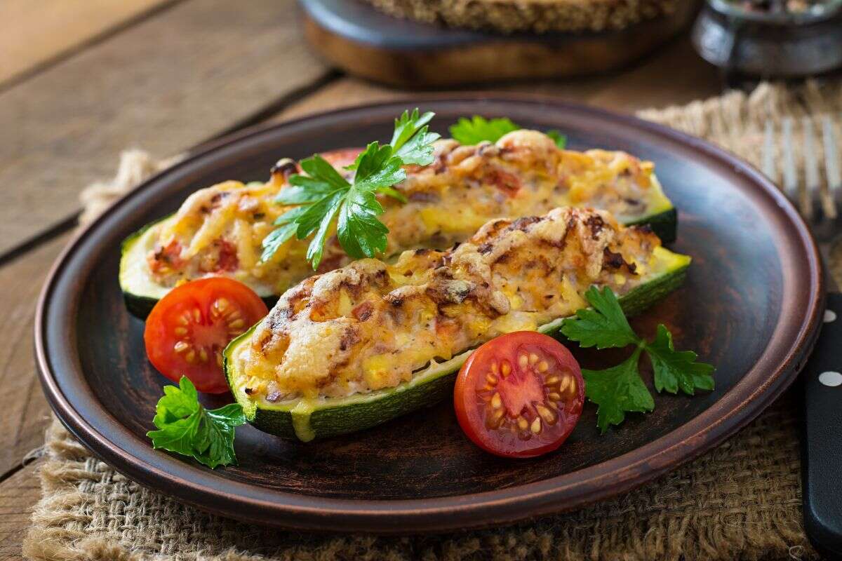 Fricassê de frango na abobrinha: receita rende uma refeição nutritiva