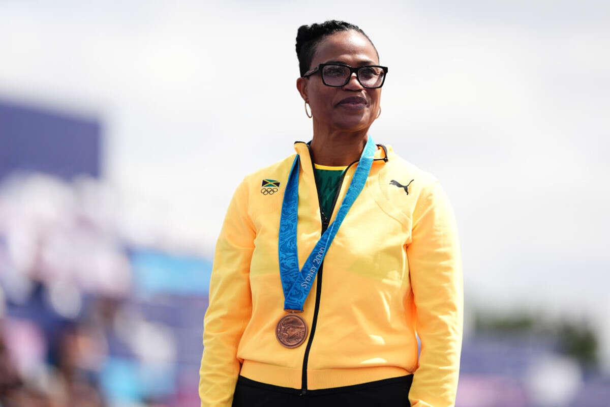 Em Paris, atleta jamaicana recebe medalha olímpica após 24 anos