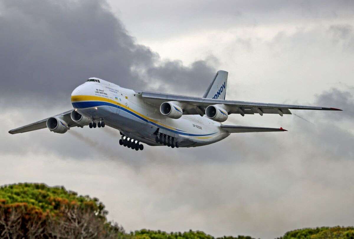 Antonov AN-124: maior avião cargueiro do mundo pousa no Galeão (RJ)