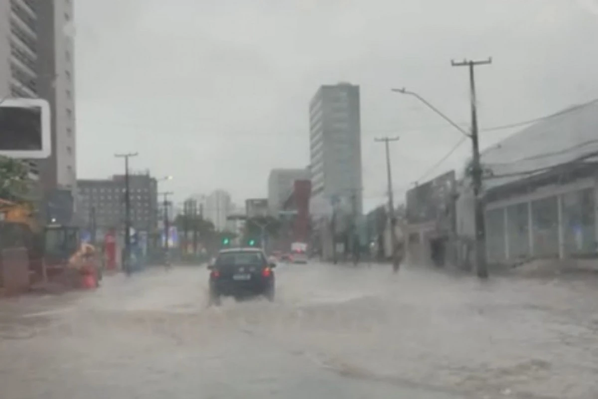Chuva deixa Recife em estágio de atenção e suspende aulas