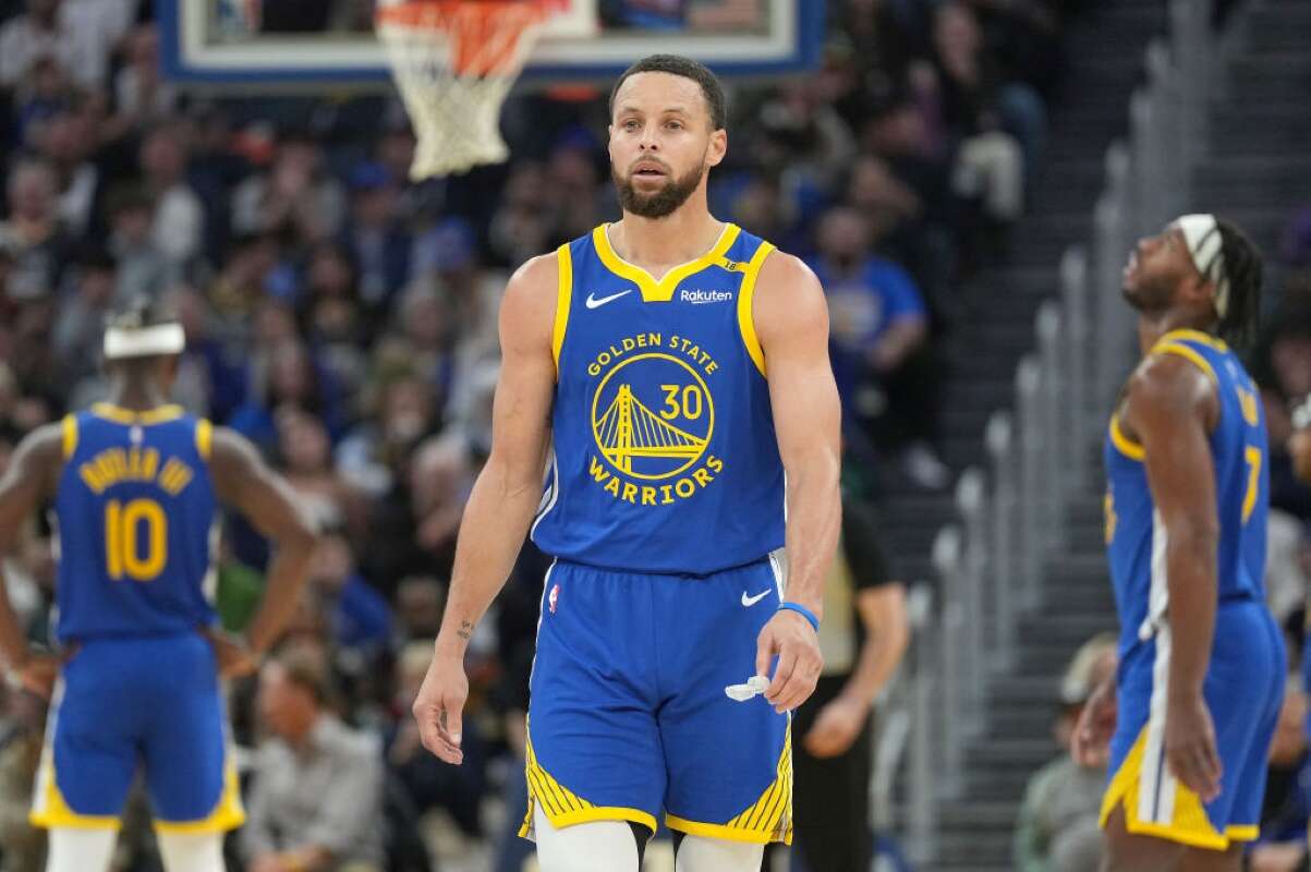 Stephen Curry sofre lesão pélvica e preocupa os Warriors