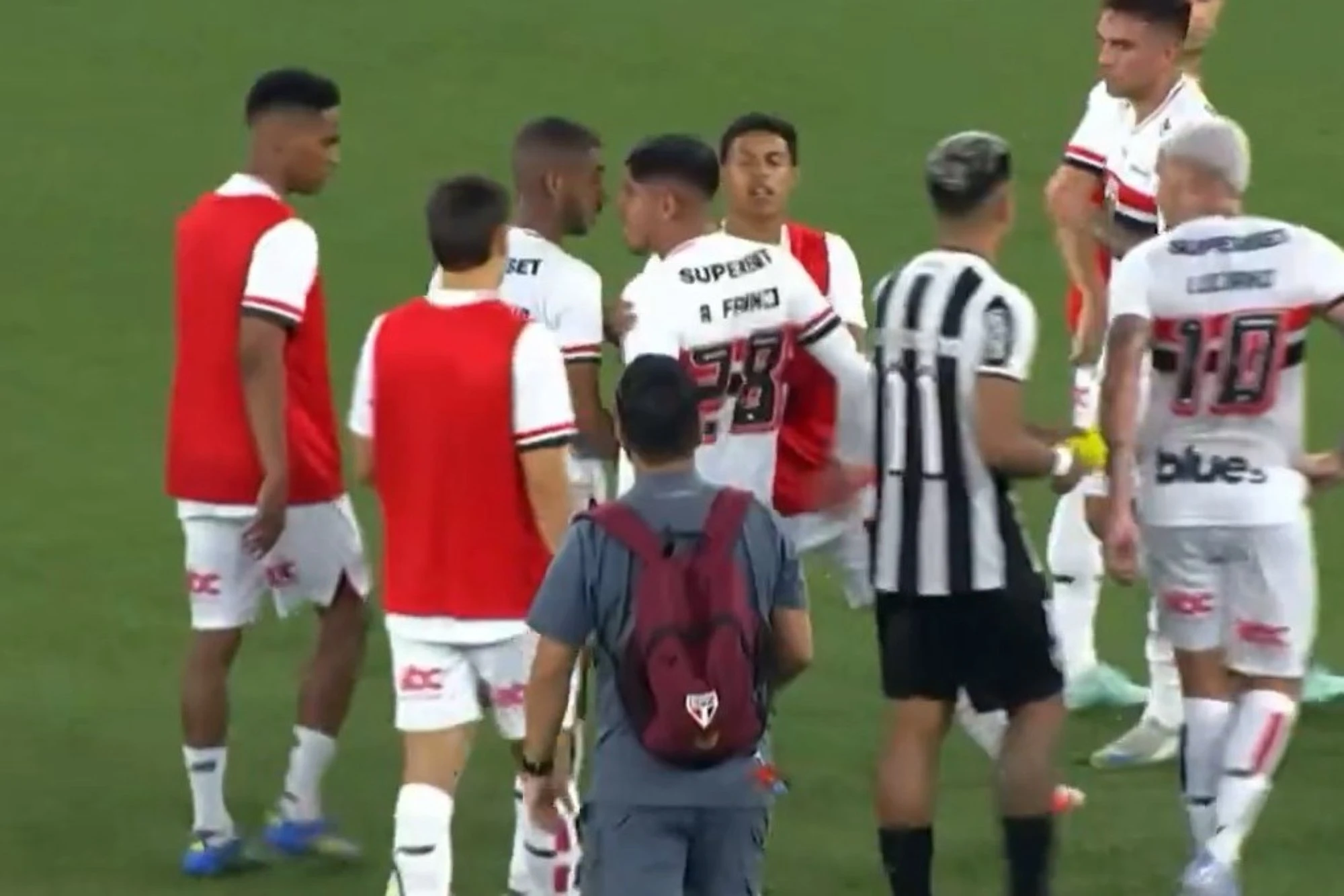 Jogadores do São Paulo discutem em campo após empate. Assista