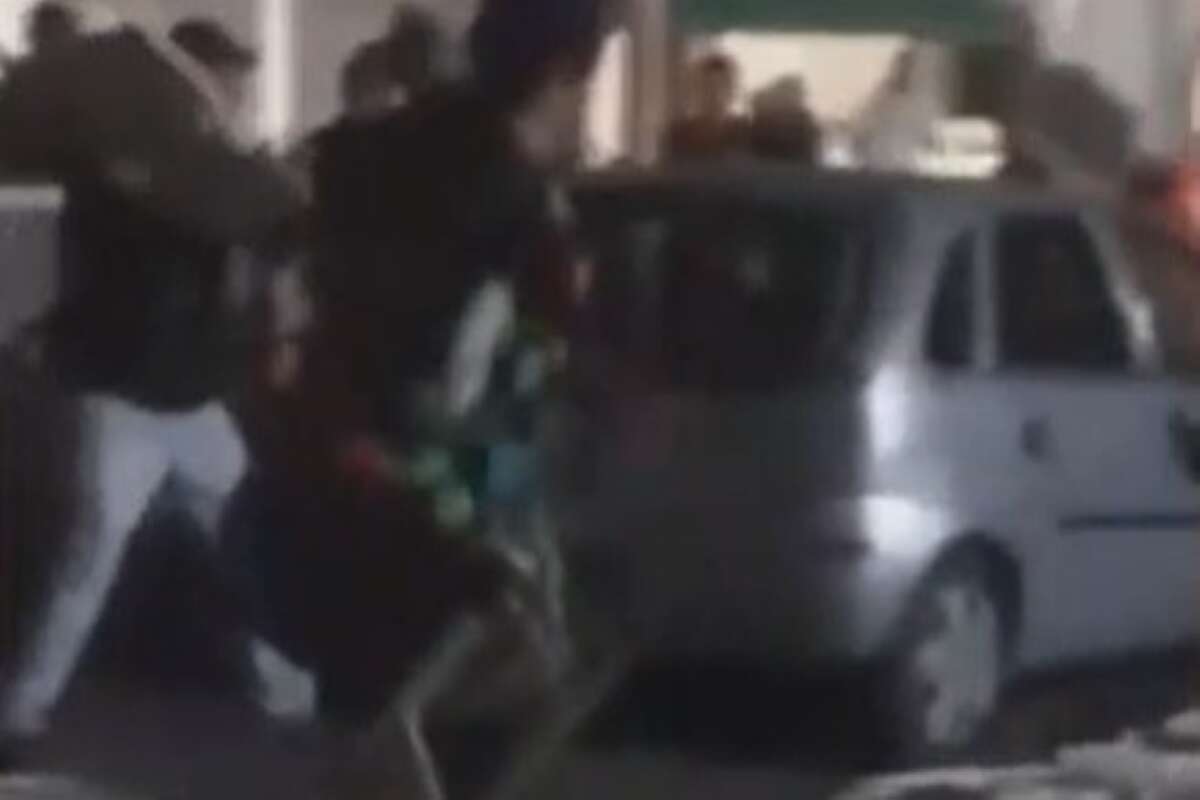 Vídeo: carro é alvo de cadeiradas após invadir festa de 15 anos