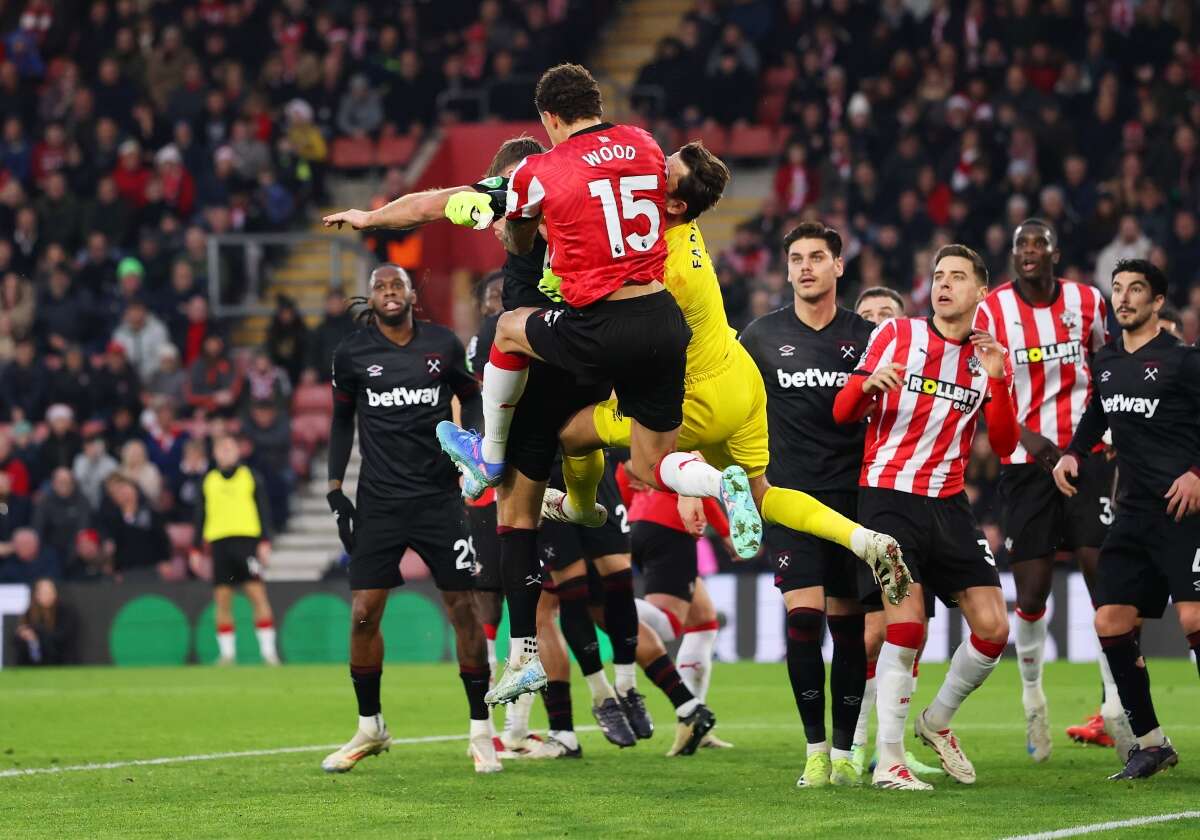 Vídeo: goleiro do West Ham é retirado de maca após pancada na cabeça