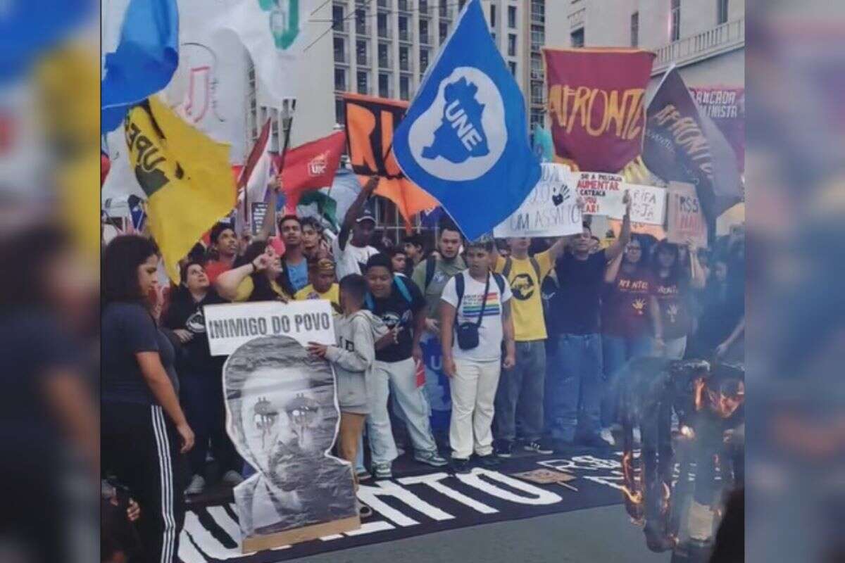 Grupo protesta contra aumento de tarifas do transporte público em SP