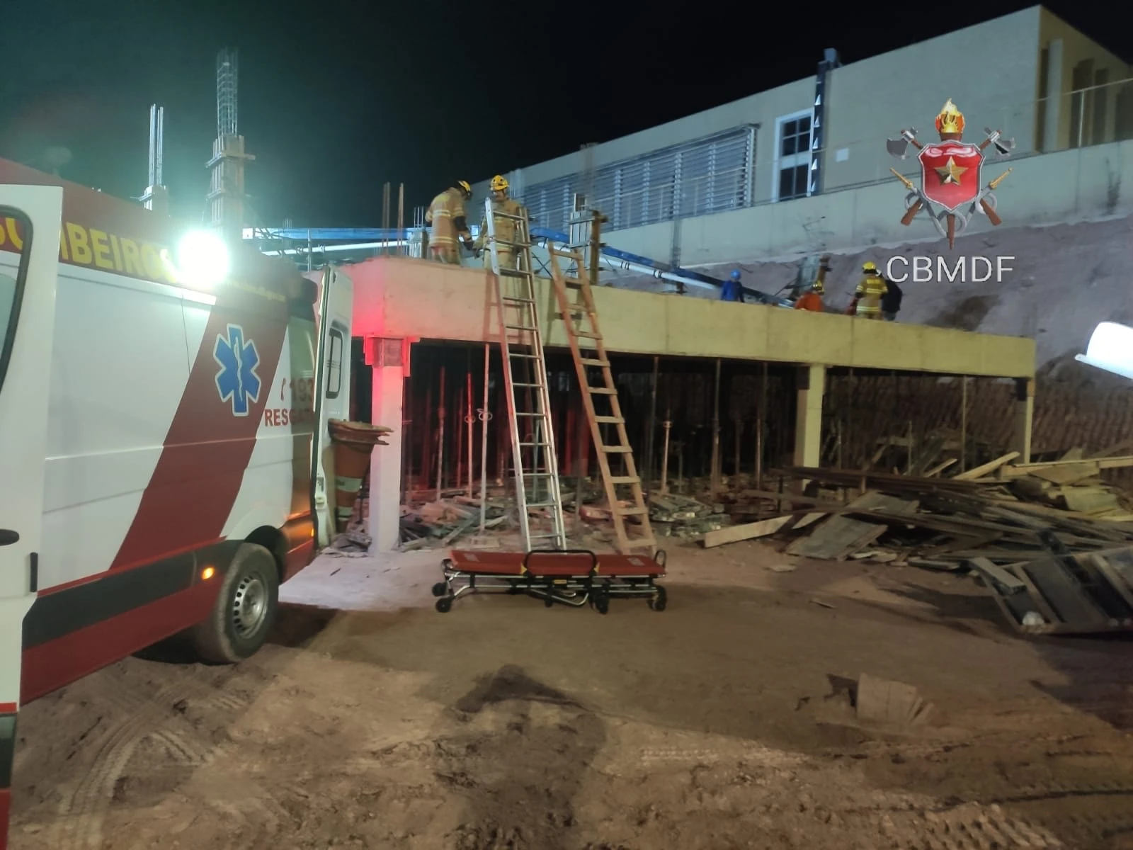 Operário fica ferido após ser atingido por bloco de concreto em obra
