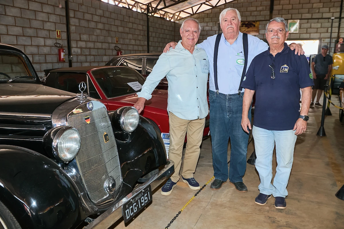 Encontro de Veículos Antigos reúne gerações de apaixonados por carros