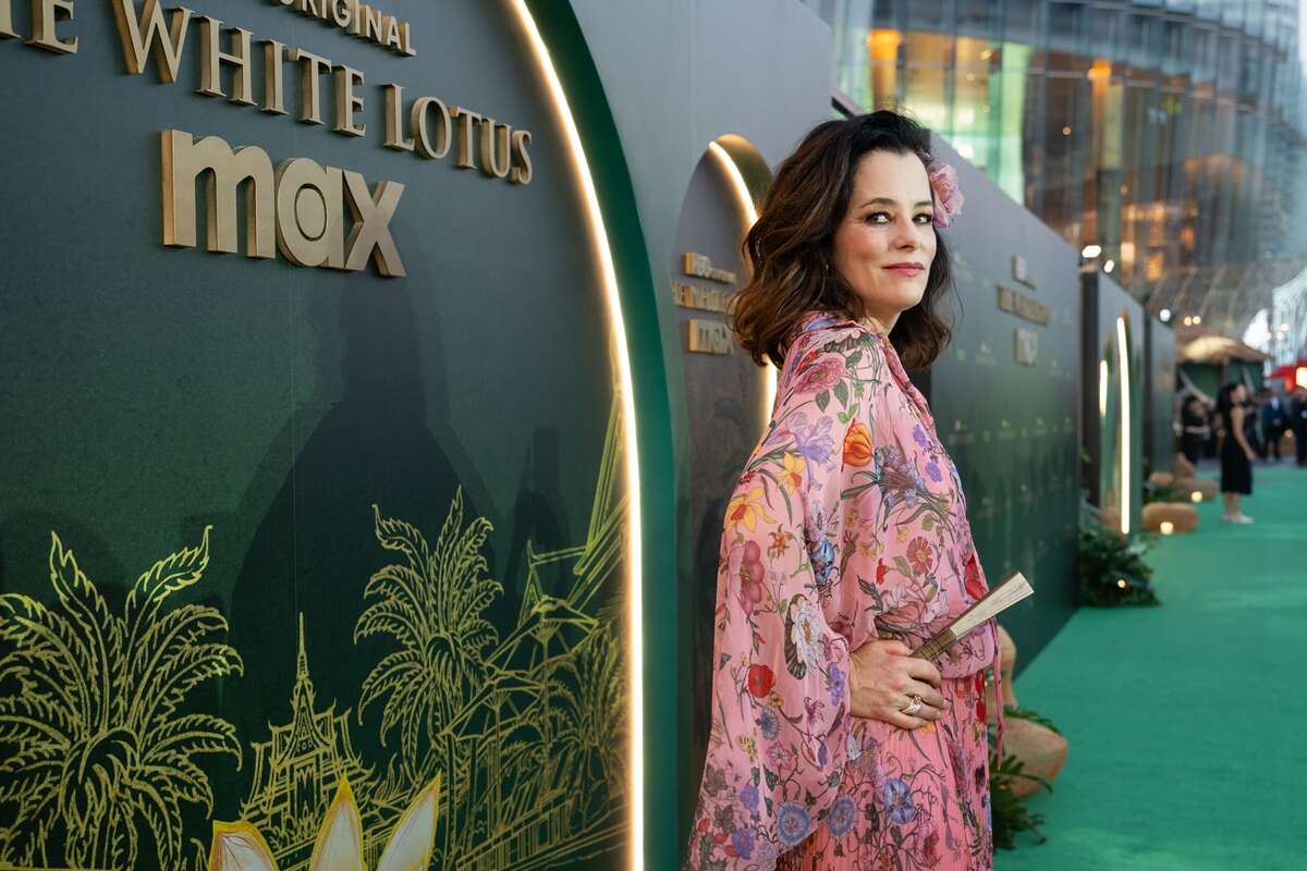 Cômica em The White Lotus, Parker Posey se torna referência fashion