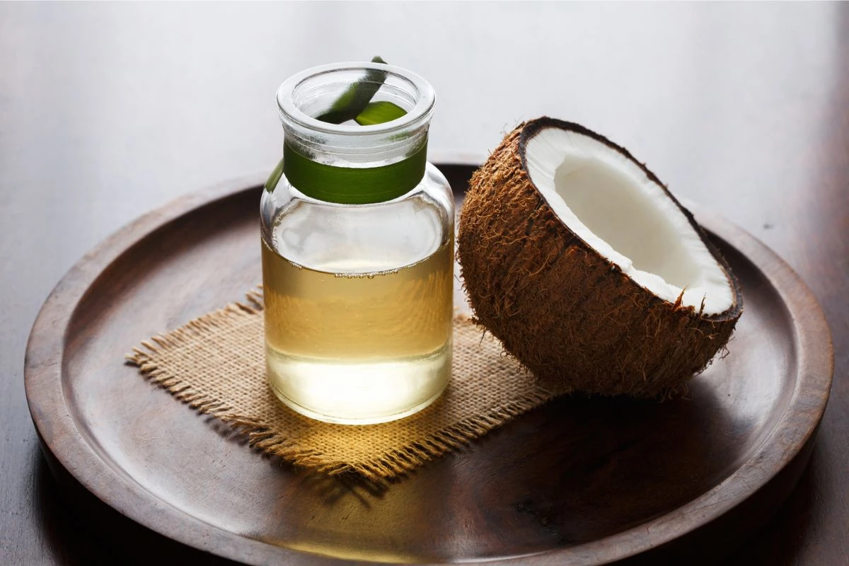 Aliado natural: 7 benefícios do óleo de coco na rotina de beleza