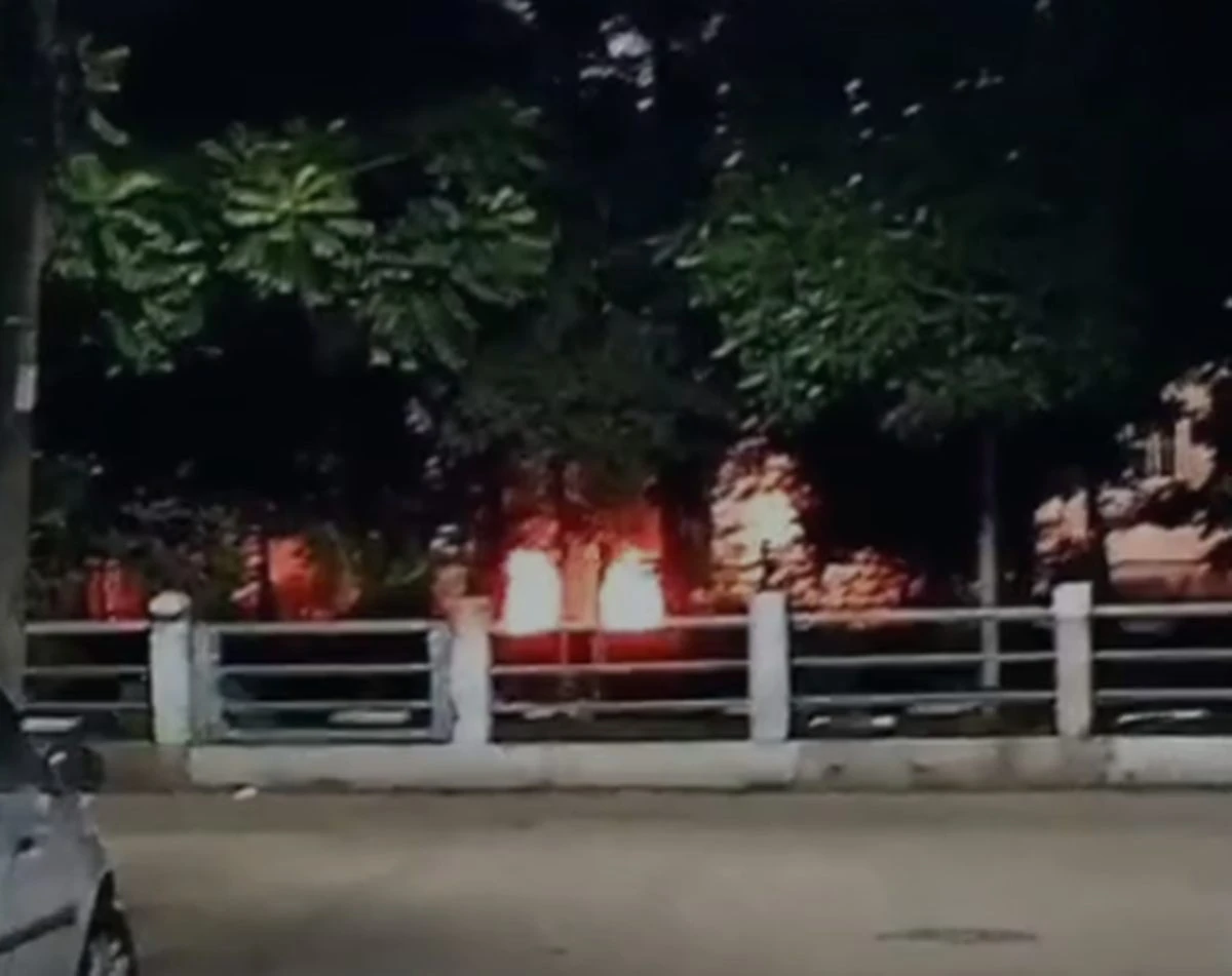 Vídeo: guerra entre CV e milícia incendeia ponte e aterroriza favela
