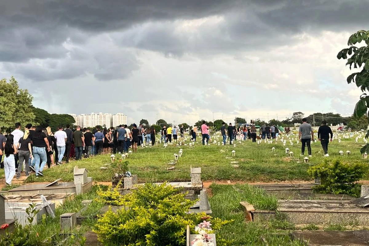 Amigos mortos são enterrados na mesma hora em cerimônias comoventes