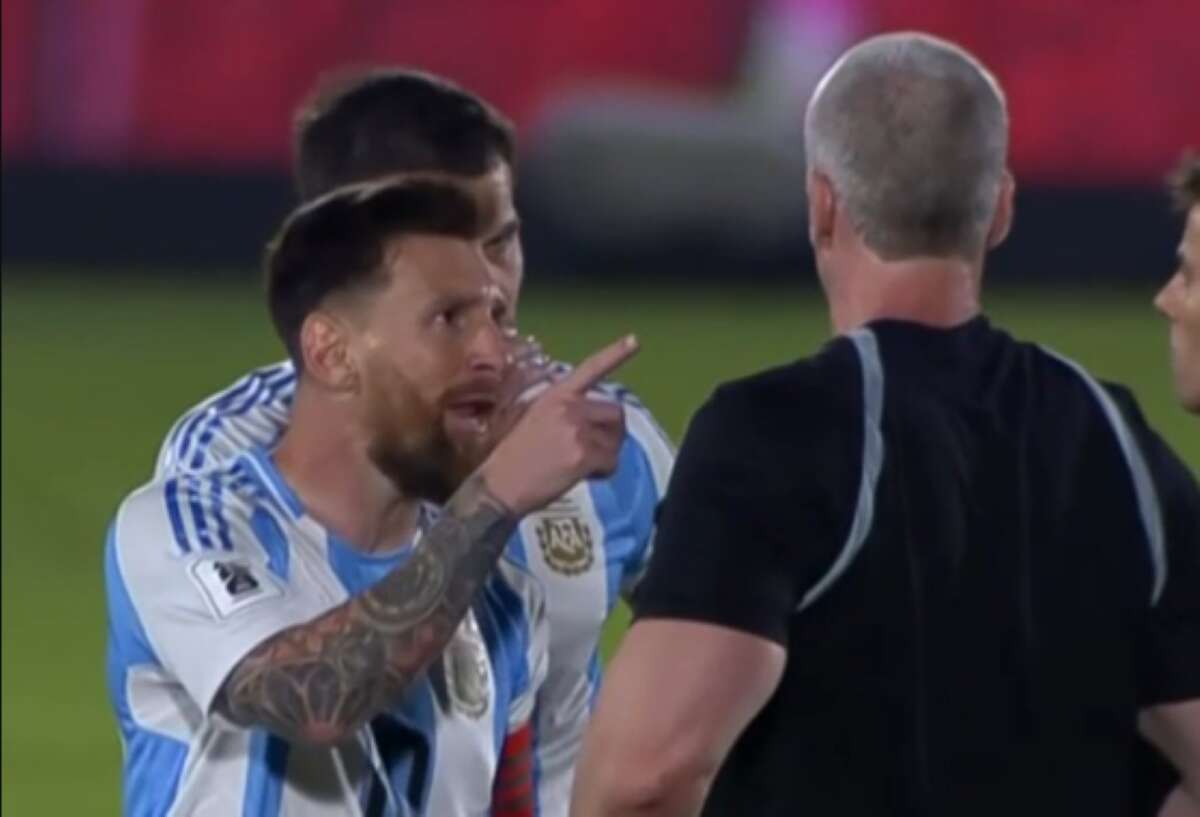 Vídeo: Messi se irrita com Daronco durante derrota da Argentina