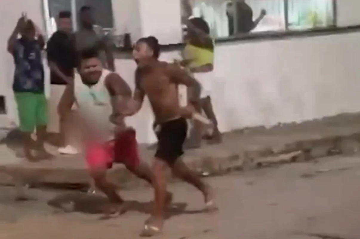 Vídeo: rapaz perde o dedo após espada pirotécnica explodir na mão dele