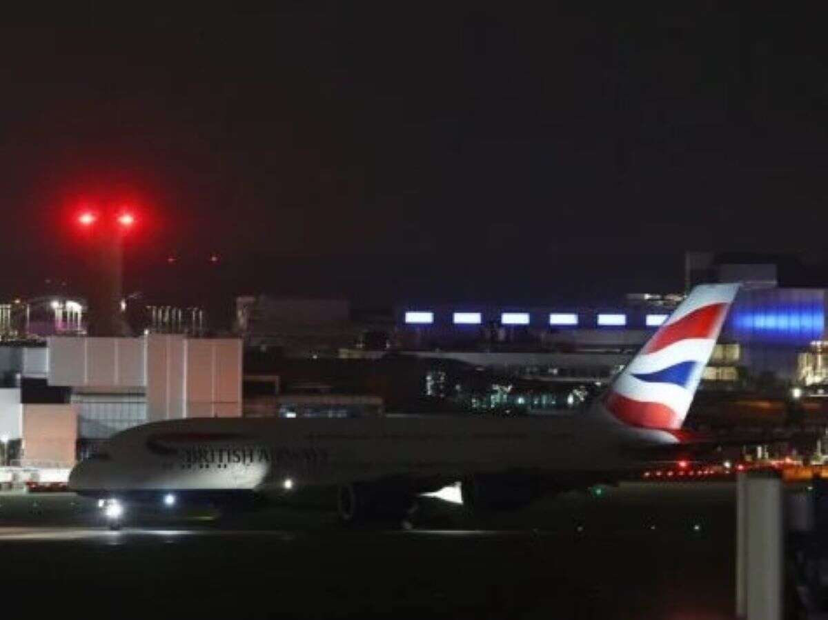 Após incêndio, aeroporto de Heathrow retoma voos de forma parcial