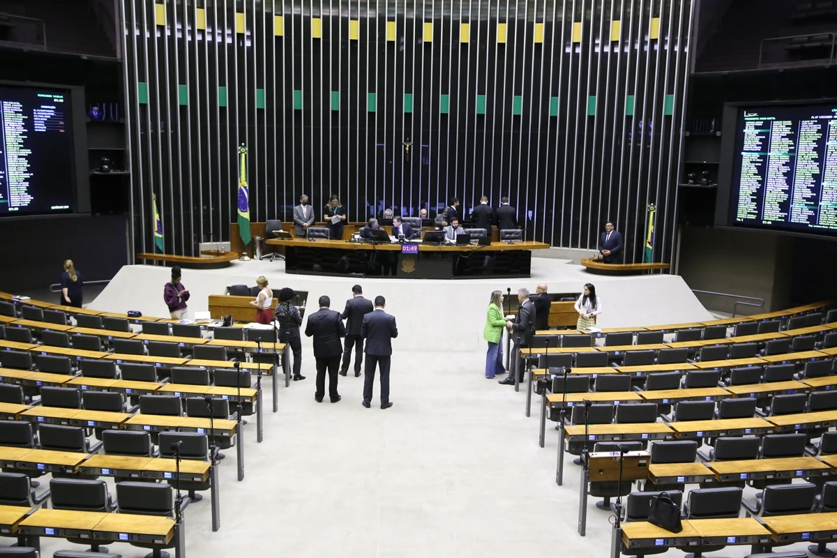 Câmara conclui votação e aprova aumento de deputados federais para 531