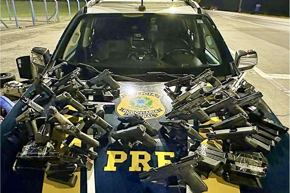 Com filha de 4 anos, casal é preso transportando 28 pistolas em carro