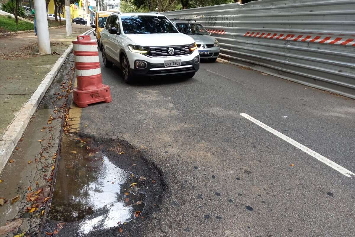 Tapume e buraco encolhem Sena Madureira após obra de túnel suspensa