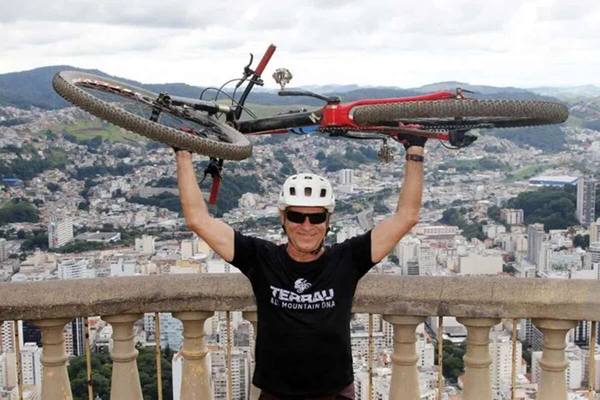 Homem se prepara para subir vulcão mais alto do mundo de bicicleta