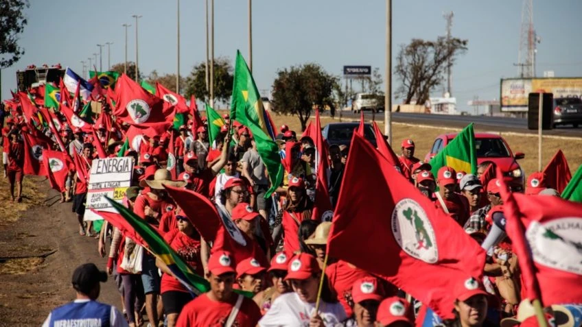 Com Correios no prejuízo, oposição protesta contra novo selo do MST