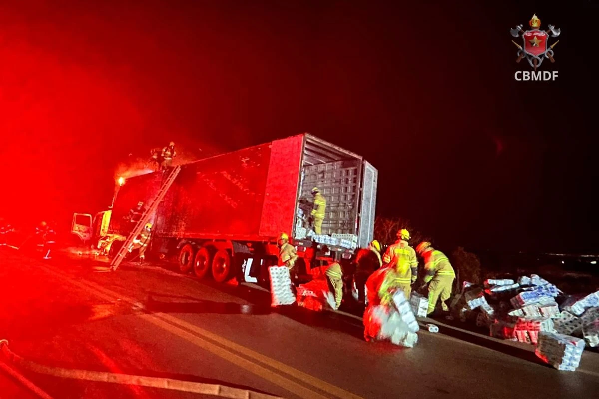 Carreta com papel higiênico pega fogo e atinge vegetação no DF