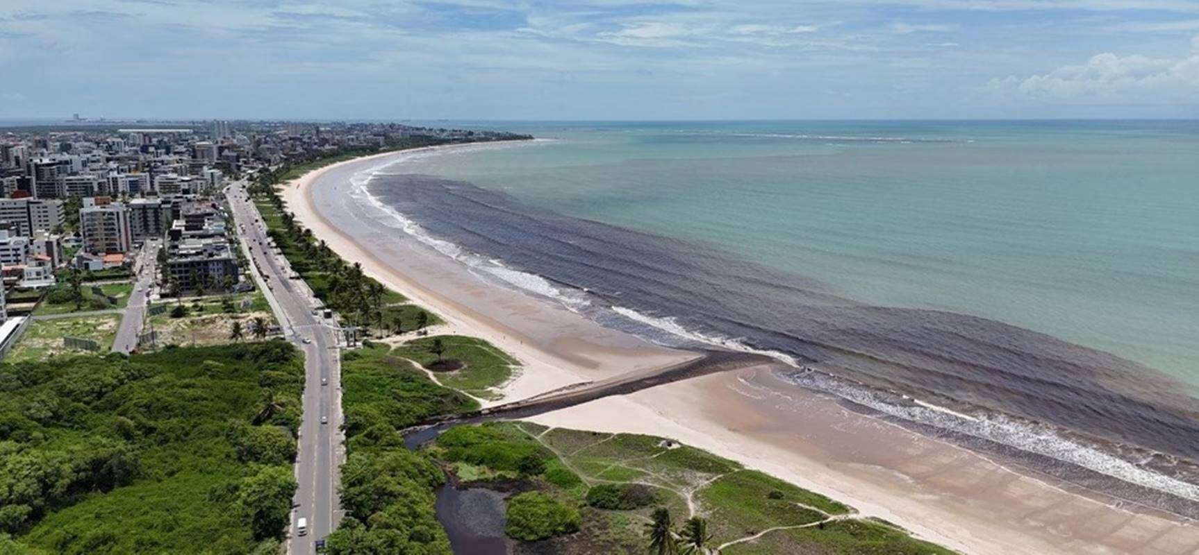 PB: mancha escura no mar tem coliformes e possível contaminação