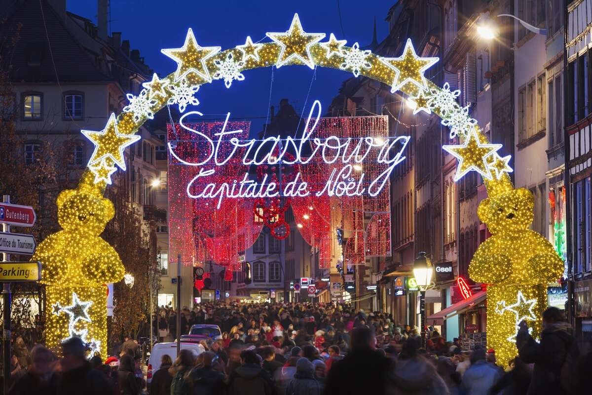 Conheça a cidade francesa que é considerada a capital mundial do Natal